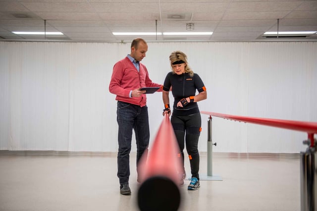 coach_with_patient_wearing_awinda