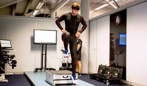 EXPERTISE AND COORDINATION IN SHOW JUMPING: INVESTIGATING LUMBAR MOTION