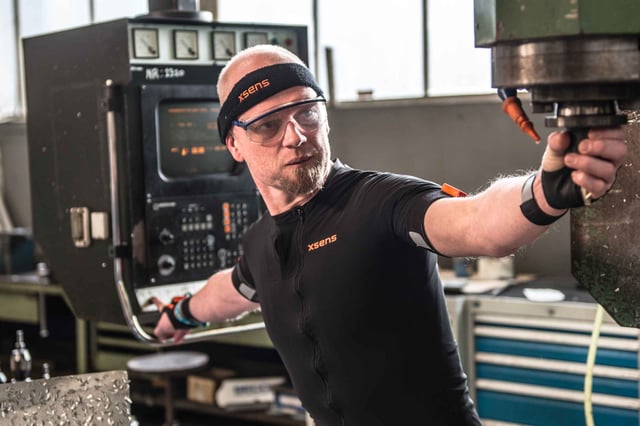 workers_wearing_awinda