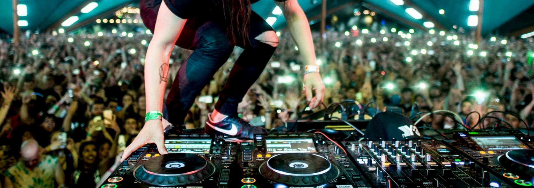 First ever live animated DJ-performance by Skrillex